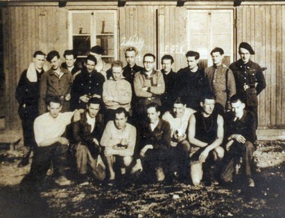 Niederländische Kriegsgefangene vor einer Baracke, HASAG Leipzig, April 1944, Sammlung Familie Augustijn Niederländische Kriegsgefangene vor einer Baracke, HASAG Leipzig, April 1944, Sammlung Familie Augustijn