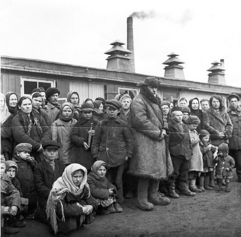 Ankunft einer Gruppe von Frauen, Kindern und Männern aus der Sowjetunion in einem Lager in Meinerzhagen/Sauerland, 29. April 1944, Stadtarchiv Meinerzhagen Ankunft einer Gruppe von Frauen, Kindern und Männern aus der Sowjetunion in einem Lager in Meinerzhagen/Sauerland, 29. April 1944, Stadtarchiv Meinerzhagen