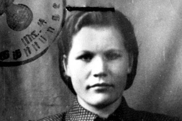 Katharina W. wurde mit 15 Jahren aus ihrem Heimatort Schewtschenko zur landwirtschaftlichen Zwangsarbeit in das Sanatorium &raquo;Rasem&uuml;hle&laquo; (heute Tiefenbrunn) verschleppt und musste das &raquo;Ostarbeiter&laquo;-Abzeichen tragen. Quelle: Archiv ehem. Landeskrankenhaus Tiefenbrunn