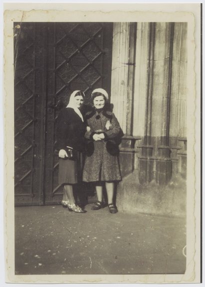 Marija Klimenko (links) mit einer befreundeten ukrainischen Zwangsarbeiterin vor dem Kölner Dom, undatiert. Fotograf: unbekannt. Bildnachweis: NS-Dokumentationszentrum der Stadt Köln (Bp4351). Marija Klimenko (links) mit einer befreundeten ukrainischen Zwangsarbeiterin vor dem Kölner Dom, undatiert. Fotograf: unbekannt. Bildnachweis: NS-Dokumentationszentrum der Stadt Köln (Bp4351).