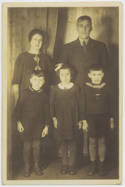 Der Kölner Unternehmer Otto Schröder und seine Familie, in deren Haushalt Marija Klimenko arbeiten musste, Köln undatiert. Fotograf: unbekannt. Bildnachweis: NS-Dokumentationszentrum der Stadt Köln (Bp4362). Der Kölner Unternehmer Otto Schröder und seine Familie, in deren Haushalt Marija Klimenko arbeiten musste, Köln undatiert. Fotograf: unbekannt. Bildnachweis: NS-Dokumentationszentrum der Stadt Köln (Bp4362).