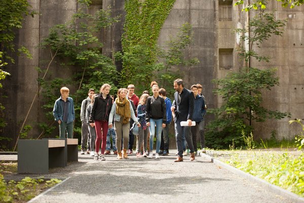 Seminar group in the outdoor area &copy; Bunker Valentin Memorial