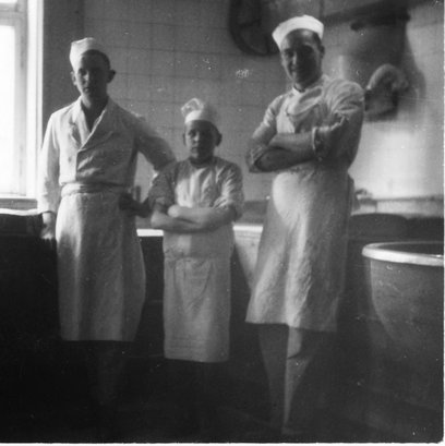 In der Backstube der Bäckerei und Konditorei Adolf Arens in Hannover Münden. Ganz rechts der Kriegsgefangene »Anton« C., undatiert, Kreisarchiv Göttingen/ Irmgard Gemm, Hann. Münden, Ausstellung "Auf der Spur europäischer Zwangsarbeit. Südniedersa In der Backstube der Bäckerei und Konditorei Adolf Arens in Hannover Münden. Ganz rechts der Kriegsgefangene »Anton« C., undatiert, Kreisarchiv Göttingen/ Irmgard Gemm, Hann. Münden, Ausstellung "Auf der Spur europäischer Zwangsarbeit. Südniedersa
