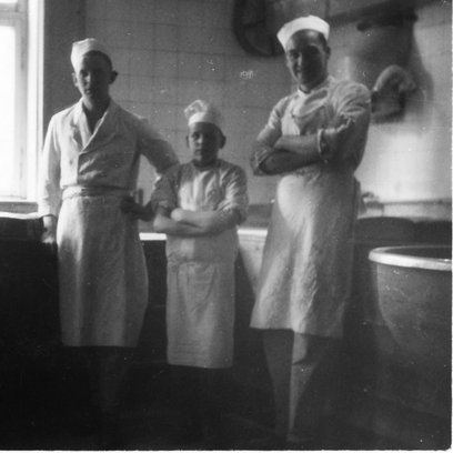 In der Backstube der B&auml;ckerei und Konditorei Adolf Arens in Hannover M&uuml;nden. Ganz rechts der Kriegsgefangene &raquo;Anton&laquo; C., undatiert, Kreisarchiv G&ouml;ttingen/ Irmgard Gemm, Hann. M&uuml;nden, Ausstellung "Auf der Spur europ&auml;ischer Zwangsarbeit. S&uuml;dniedersa