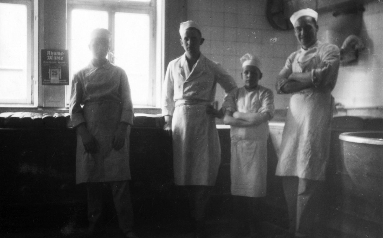 In der Backstube der B&auml;ckerei und Konditorei Adolf Arens in Hannover M&uuml;nden. Ganz rechts der Kriegsgefangene &raquo;Anton&laquo; C., undatiert, Kreisarchiv G&ouml;ttingen/ Irmgard Gemm, Hann. M&uuml;nden, Ausstellung "Auf der Spur europ&auml;ischer Zwangsarbeit. S&uuml;dniedersa