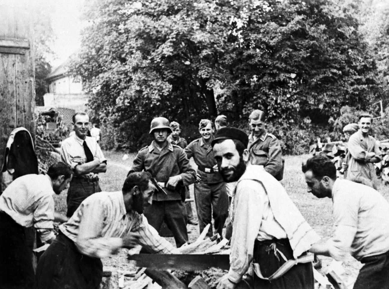 Deutsche Soldaten zwingen Juden zu Holzarbeiten, Polen 1939, Stadtarchiv Nürnberg E 39/I Nr. 1702/11 Deutsche Soldaten zwingen Juden zu Holzarbeiten, Polen 1939, Stadtarchiv Nürnberg E 39/I Nr. 1702/11