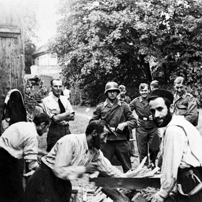 Deutsche Soldaten zwingen Juden zu Holzarbeiten, Polen 1939, Stadtarchiv N&uuml;rnberg E 39/I Nr. 1702/11
