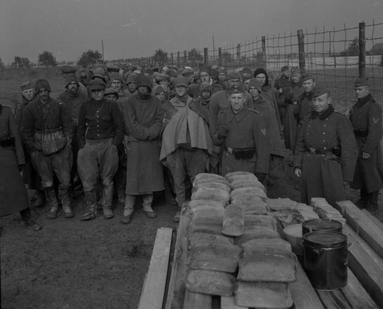 Sowjetische Gefangene warten in Kolonne aufgereiht auf die Verteilung der Verpflegung, 1941/42, Bildarchivnummer 2234, Archiv der Gedenkstätte Ehrenhain Zeithain Sowjetische Gefangene warten in Kolonne aufgereiht auf die Verteilung der Verpflegung, 1941/42, Bildarchivnummer 2234, Archiv der Gedenkstätte Ehrenhain Zeithain
