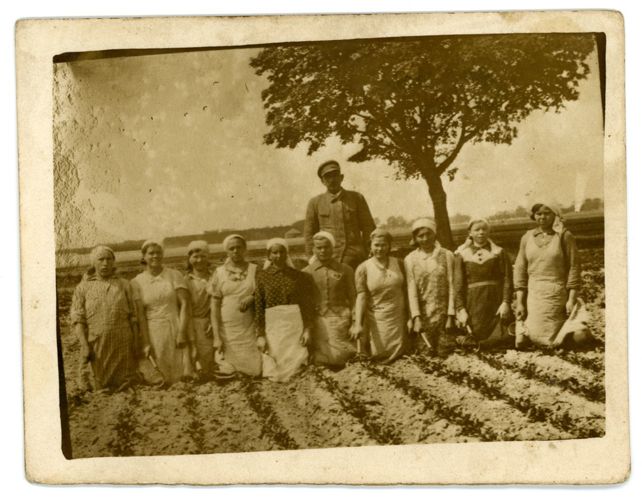 Ewa Dobrychlop und andere polnische Zwangsarbeiterinnen knien vor dem Bauern Johann Niedermoir in Oberroth, Bayern, undatiert, Archiv der Stiftung &bdquo;Polnisch-Deutsche Auss&ouml;hnung&ldquo;, Warschau