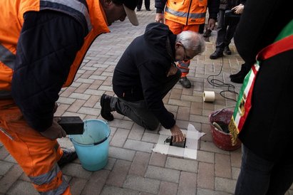 Verlegung des Stolpersteins durch Giacomo Baccaranis Neffen im Frühjahr 2020, Andrea Mainardi, Istoreco Fototeca, Reggio Emilia Verlegung des Stolpersteins durch Giacomo Baccaranis Neffen im Frühjahr 2020, Andrea Mainardi, Istoreco Fototeca, Reggio Emilia