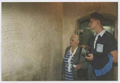 Die ehemalige ukrainische Zwangsarbeiterin Marija Schabanowa besucht mit ihrem Enkel ihre frühere Zelle des Gestapogefängnisses im EL-DE-Haus, Köln September 1991. Fotograf: unbekannt. Bildnachweis: NS-Dokumentationszentrum der Stadt Köln (N986,122). Die ehemalige ukrainische Zwangsarbeiterin Marija Schabanowa besucht mit ihrem Enkel ihre frühere Zelle des Gestapogefängnisses im EL-DE-Haus, Köln September 1991. Fotograf: unbekannt. Bildnachweis: NS-Dokumentationszentrum der Stadt Köln (N986,122).