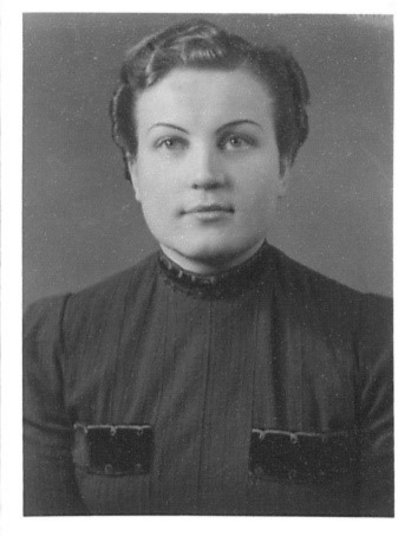 Foto von Gertrud Gönnenwein auf einem Fragebogen des Rasse- und Siedlungshauptamtes, 1940. Bundesarchiv Berlin, ehem. BDC, RS Traub Foto von Gertrud Gönnenwein auf einem Fragebogen des Rasse- und Siedlungshauptamtes, 1940. Bundesarchiv Berlin, ehem. BDC, RS Traub