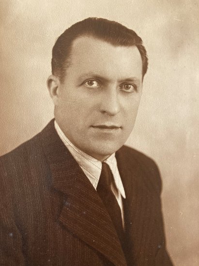 Portrait von Jean-René Vidal, Berlin-Spandau, undatiert, Dokumentationszentrum NS-Zwangsarbeit, Foto Geschenk der Familie Vidal Portrait von Jean-René Vidal, Berlin-Spandau, undatiert, Dokumentationszentrum NS-Zwangsarbeit, Foto Geschenk der Familie Vidal