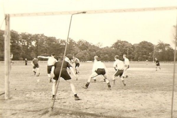 Niederl&auml;ndische Zwangsarbeiter beim Fu&szlig;ballspiel in Berlin