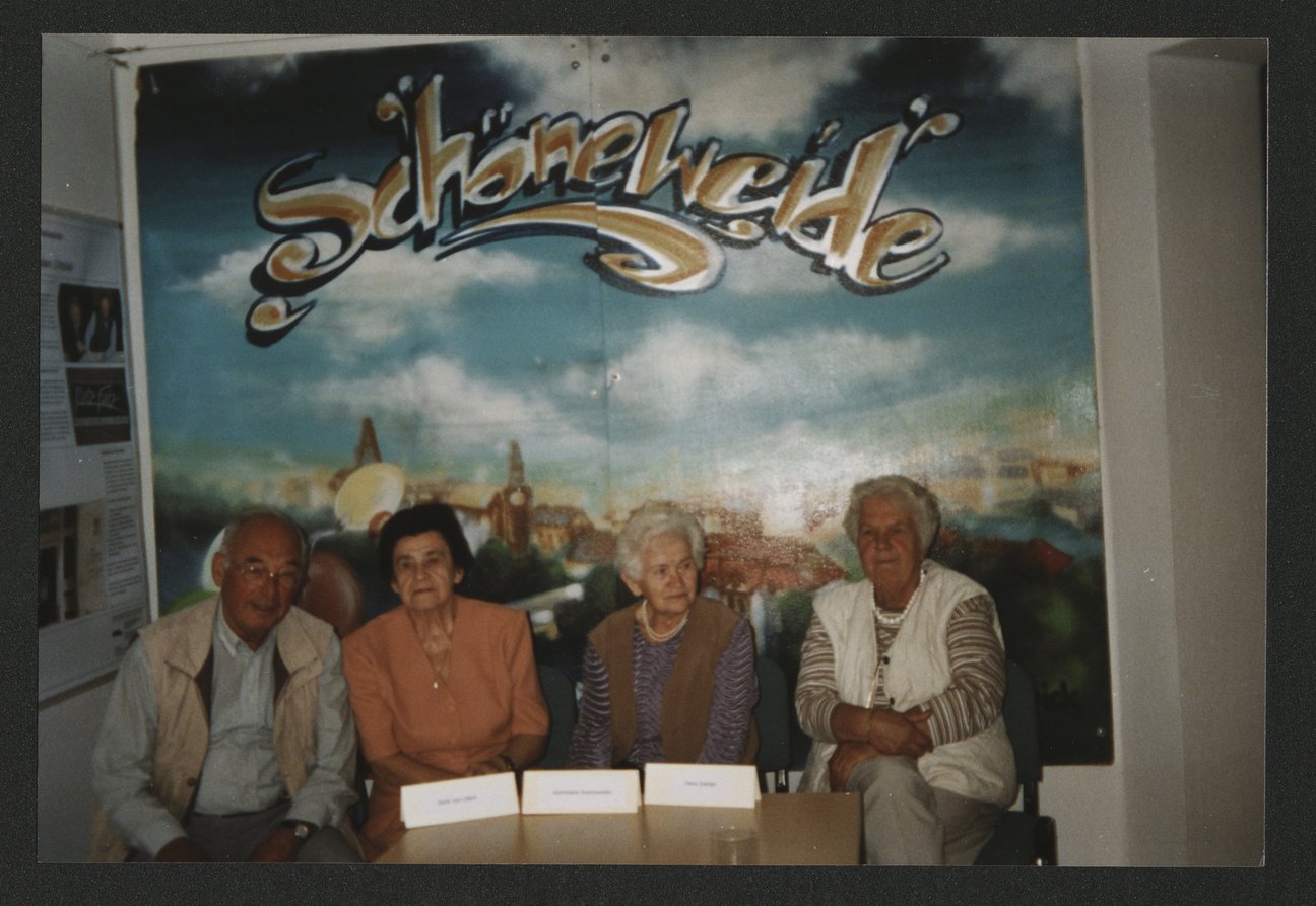 Zeitzeugengespräch mit dem ehemaligen niederländischen Zwangsarbeiter H. v. Uitert und den beiden ehemaligen polnischen Zwangsarbeiterinnen K. Kosonowska u. I. Szeliga, Berlin, 02.09.2003, Doku-Zentrum NS-Zwangsarbeit/Berliner Geschichtswerkstatt Zeitzeugengespräch mit dem ehemaligen niederländischen Zwangsarbeiter H. v. Uitert und den beiden ehemaligen polnischen Zwangsarbeiterinnen K. Kosonowska u. I. Szeliga, Berlin, 02.09.2003, Doku-Zentrum NS-Zwangsarbeit/Berliner Geschichtswerkstatt