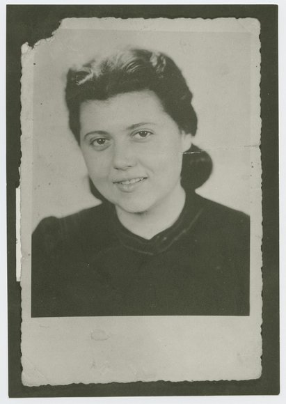 Die polnische Zwangsarbeiterin Teofila Turska, Opladen 1943. Fotograf: unbekannt. Bildnachweis: NS-Dokumentationszentrum der Stadt Köln (Bp4403). Die polnische Zwangsarbeiterin Teofila Turska, Opladen 1943. Fotograf: unbekannt. Bildnachweis: NS-Dokumentationszentrum der Stadt Köln (Bp4403).