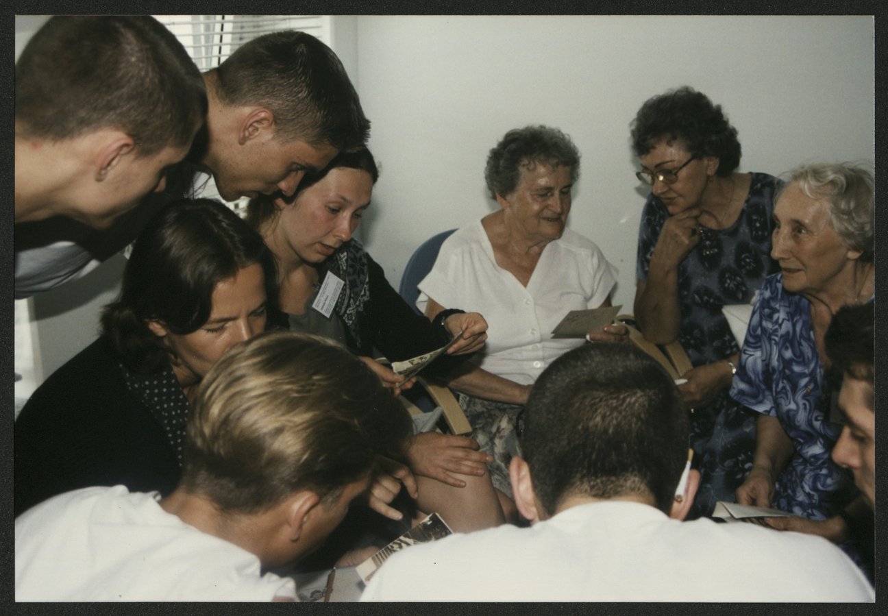 Ehemalige Zwangsarbeiter:innen im Gespräch mit Berliner Schülern eines Oberstufenzentrums (15.-19.05.2000), Dokumentationszentrum NS-Zwangsarbeit/Sammlung Berliner Geschichtswerkstatt Ehemalige Zwangsarbeiter:innen im Gespräch mit Berliner Schülern eines Oberstufenzentrums (15.-19.05.2000), Dokumentationszentrum NS-Zwangsarbeit/Sammlung Berliner Geschichtswerkstatt