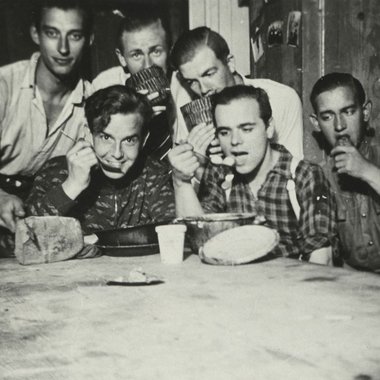 "Ostlager. Zomer 1943. In en om barak 5 kamer 1. Zaterdag, dubbel rantsoen" Doppelte Tagesration (1 Brot) am Samstag; Essen aus Napf, Dokumentationszentrum NS-Zwangsarbeit/Sammlung Berliner Geschichtswerkstatt, dzsw1936 