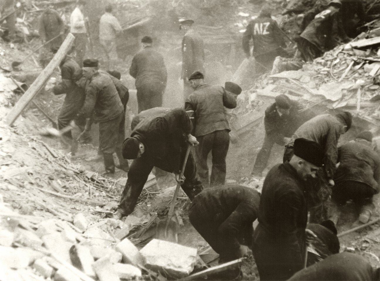 Gefangene des AEL Rohrbeck bei R&auml;umungsarbeiten, undatiert, Medienzentrum Osnabr&uuml;ck. 