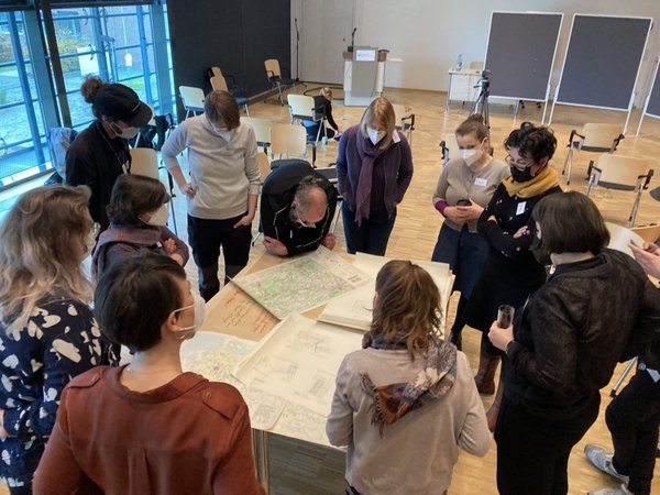Vorstellung GfZL_Teilnehmende eines Workshops bei der Sichtung von Kartenmaterial_GfZL_2021