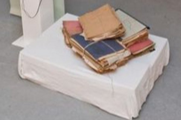 Stapel alter Akten auf einem Podest