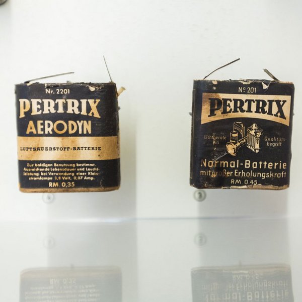 Batterien der Firma Pertrix. Pertrix gehörte zum Quandtkonzern. Der Einsatz von Zwangsarbeiter:innen in den Firmen des Konzerns wurde aufgearbeitet. Foto: Volker Lauer; Dokumentationszentrum NS-Zwangsarbeit (Un)sichtbare Geschichte – Online-Workshop