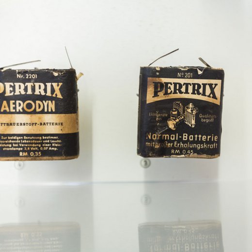 Batterien der Firma Pertrix. Pertrix gehörte zum Quandtkonzern. Der Einsatz von Zwangsarbeiter:innen in den Firmen des Konzerns wurde aufgearbeitet. Foto: Volker Lauer; Dokumentationszentrum NS-Zwangsarbeit (Un)sichtbare Geschichte – Online-Workshop