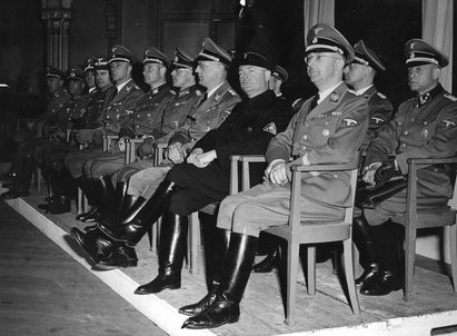 Max Frauendorfer (2. Reihe rechts außen) bei der Vereidigung von SS-Verbänden in den Niederlanden, 1942. In der ersten Reihe rechts sitzt Heinrich Himmler. Bundesarchiv Signatur 183-R98625 Max Frauendorfer (2. Reihe rechts außen) bei der Vereidigung von SS-Verbänden in den Niederlanden, 1942. In der ersten Reihe rechts sitzt Heinrich Himmler. Bundesarchiv Signatur 183-R98625