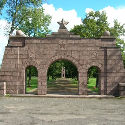 Gedenkstätte Ehrenhain Zeithain heute - Eingangstor Gedenkstätte Ehrenhain Zeithain heute - Eingangstor