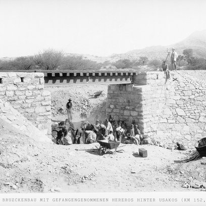 Br&uuml;ckenbau mit gefangengenommenen Hereros bei Usakos, 28.11.1905, Bildarchiv der Deutschen Kolonialgesellschaft, Universit&auml;tsbibliothek Frankfurt am Main 