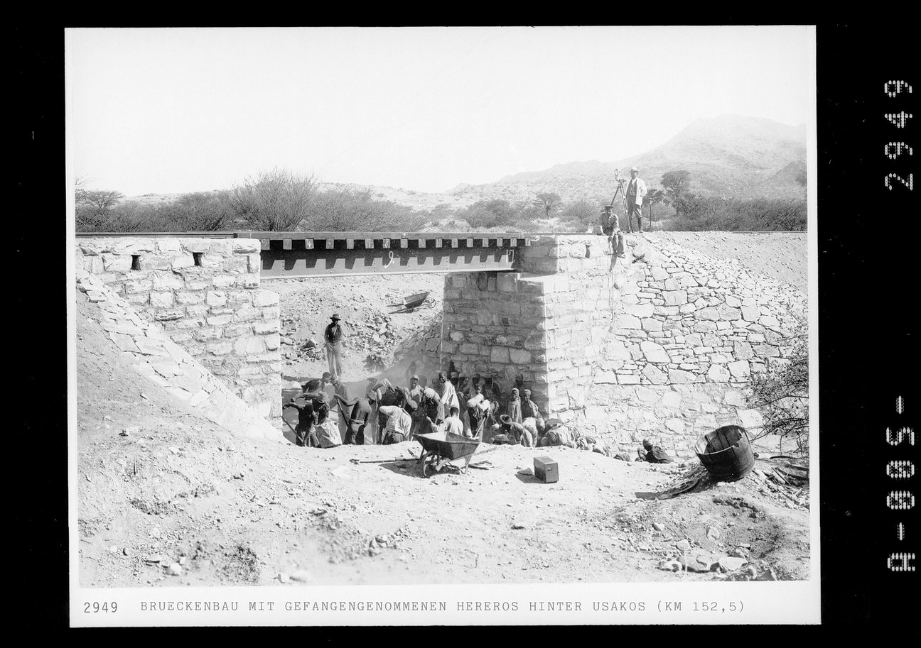 Brückenbau mit gefangengenommenen Hereros bei Usakos, 28.11.1905, Bildarchiv der Deutschen Kolonialgesellschaft, Universitätsbibliothek Frankfurt am Main Brückenbau mit gefangengenommenen Hereros bei Usakos, 28.11.1905, Bildarchiv der Deutschen Kolonialgesellschaft, Universitätsbibliothek Frankfurt am Main