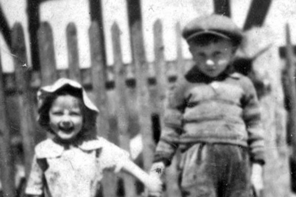 Henryk Łytka, polnisches Zwangsarbeiterkind, kurz nach seinem sechsten Geburtstag mit einem deutschen M&auml;dchen in Reiffenhausen (1942). Henryk Lytka erinnert sich: &raquo;Ich wurde misshandelt, insbesondere durch die Jugend, die in der Hitlerjugend vereinigt war. Ich wurde von ihnen geschlagen und mit Steinen beworfen. Ich habe noch Narben auf dem Kopf. Eines Tages hat mich ein Hahn angegriffen und fing an, mich zu stechen und zu bei&szlig;en. Eine alte Frau, die das sah, hat in die H&auml;nde geklatscht und schrie: &rsaquo;Schweine, polnische Kinder!&lsaquo;&laquo;. Fotoquelle: Henryk Łytka, Choszczno