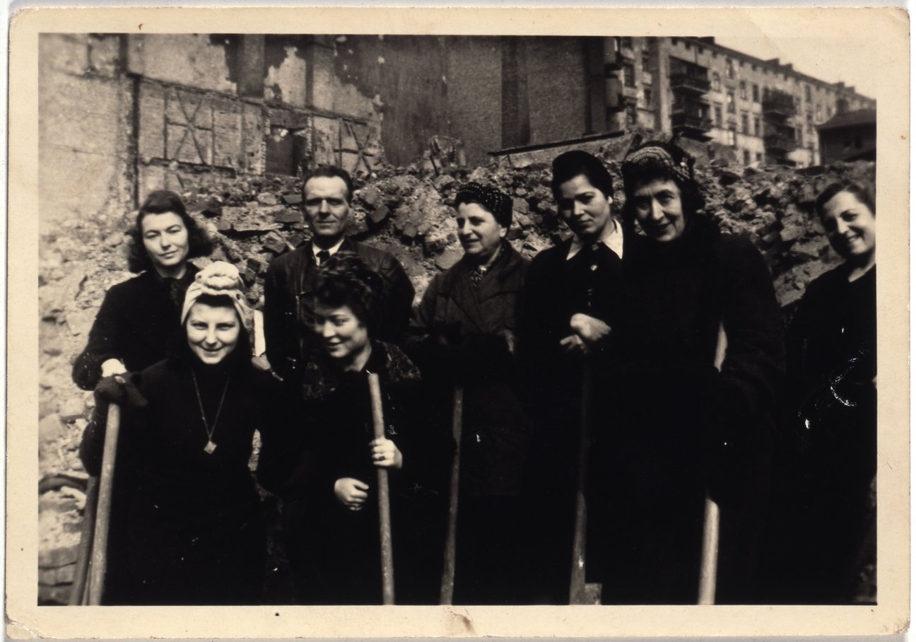Arbeitseinsatz j&uuml;discher Zwangsarbeiterinnen in Berlin-Wedding, Berlin ca. 1942, J&uuml;disches Museum Berlin, Inv.-Nr. FOT 87/5/4/001, Schenkung von Elfriede Lilie 