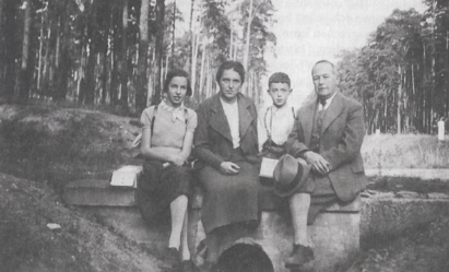 Elisabeth und Rudolf Freund mit ihren Kindern Ursula und Rudolf um 1937, Foto:U. Goebel, Privatbesitz Elisabeth und Rudolf Freund mit ihren Kindern Ursula und Rudolf um 1937, Foto:U. Goebel, Privatbesitz