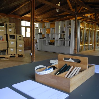 Foto der Lagerung von Funden aus dem Kriegsgefangenenlager Zeithain 