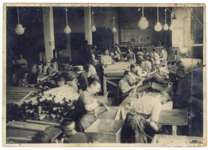 Zwangsarbeiter:innen bei der Fertigung von Panzerfäusten im Leipziger HASAG-Werk 1943/1944, Gedenkstätte für Zwangsarbeit Leipzig, Maria Caroli Zwangsarbeiter:innen bei der Fertigung von Panzerfäusten im Leipziger HASAG-Werk 1943/1944, Gedenkstätte für Zwangsarbeit Leipzig, Maria Caroli