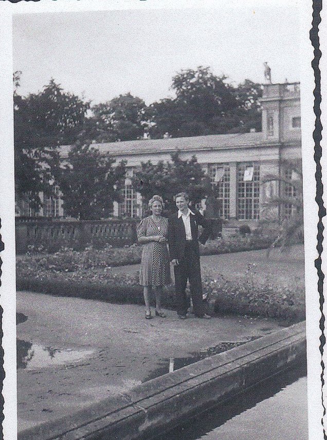 Elli Köhn, links, steht mit Alexander vor der Orangerie im Park Sanssouci in Potsdam, 1943, Dokumentationszentrum NS-Zwangsarbeit Elli Köhn, links, steht mit Alexander vor der Orangerie im Park Sanssouci in Potsdam, 1943, Dokumentationszentrum NS-Zwangsarbeit
