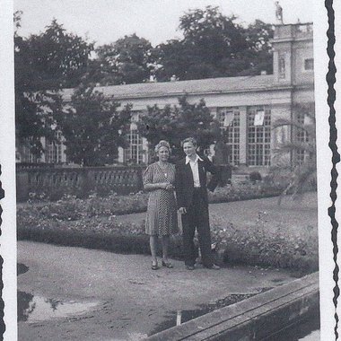 Elli K&ouml;hn, links, steht mit Alexander vor der Orangerie im Park Sanssouci in Potsdam, 1943, Dokumentationszentrum NS-Zwangsarbeit 