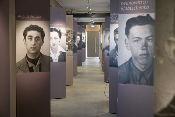 Ein Blick in die Ausstellung „Alltag Zwangsarbeit. 1938 – 1945“, Dokumentationszentrum NS-Zwangsarbeit Ein Blick in die Ausstellung „Alltag Zwangsarbeit. 1938 – 1945“, Dokumentationszentrum NS-Zwangsarbeit