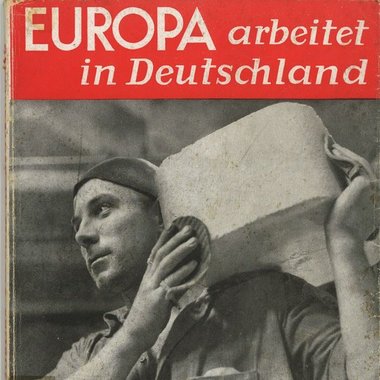 Cover der Brosch&uuml;re &bdquo;Europa arbeitet in Deutschland &ndash; Sauckel mobilisiert die Leistungsreserven&ldquo;, 1943, Dokumentationszentrum NS-Zwangsarbeit