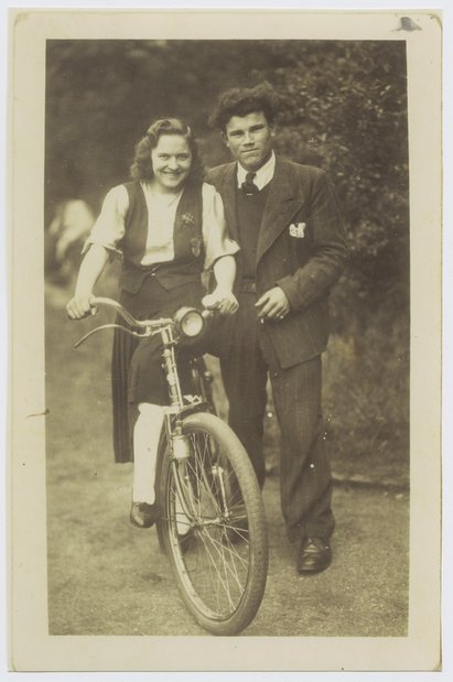 Der polnische Zwangsarbeiter und Dolmetscher Stanislaw Adamczyk mit einer ukrainischen Zwangsarbeiterin, Köln undatiert. Fotograf: unbekannt. Bildnachweis: NS-Dokumentationszentrum der Stadt Köln (Bp4353). Der polnische Zwangsarbeiter und Dolmetscher Stanislaw Adamczyk mit einer ukrainischen Zwangsarbeiterin, Köln undatiert. Fotograf: unbekannt. Bildnachweis: NS-Dokumentationszentrum der Stadt Köln (Bp4353).