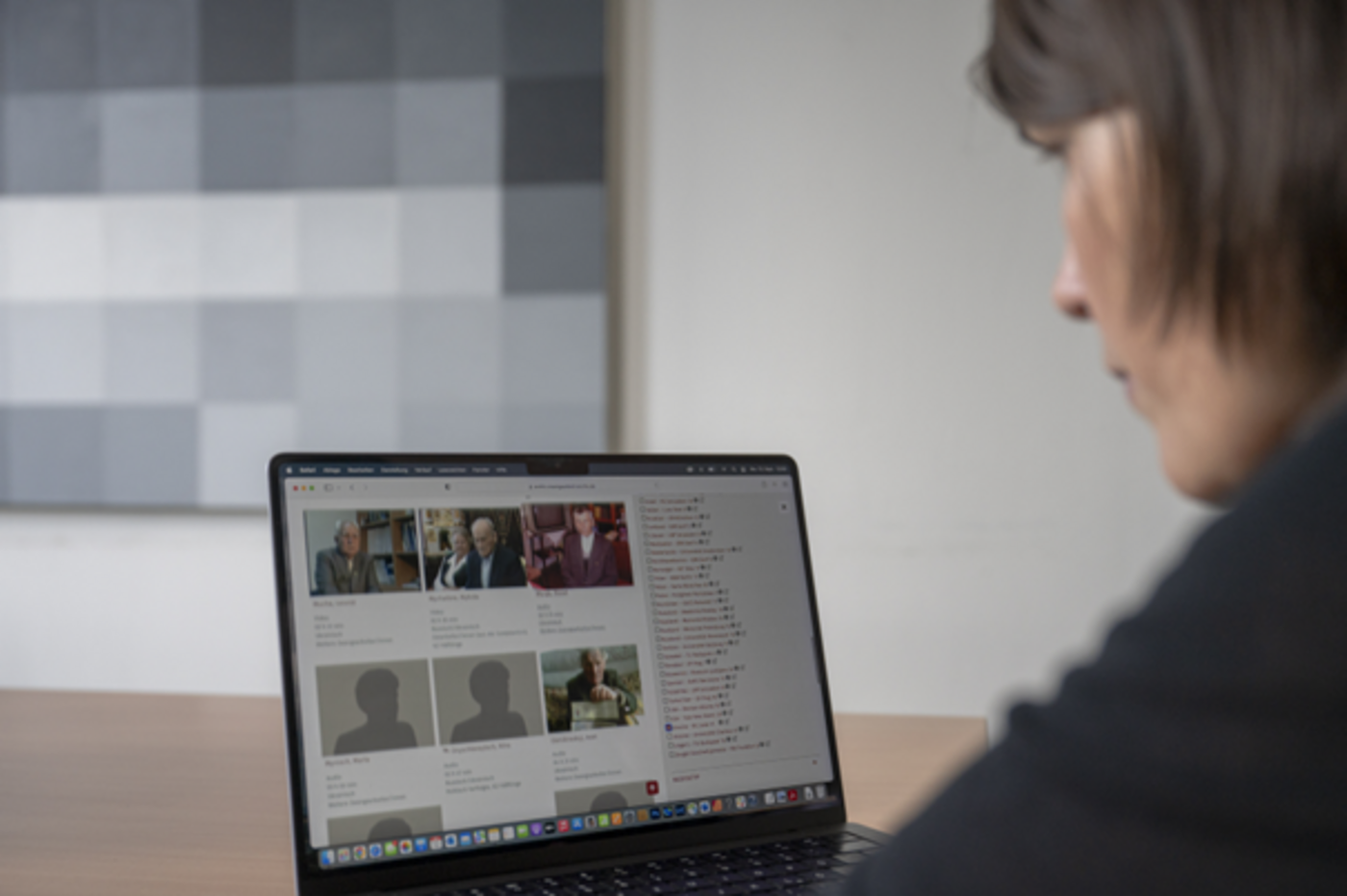 Recherche im Interview-Archiv &bdquo;Zwangsarbeit 1939-1945&ldquo; 
Foto: Bernd Wannenmacher