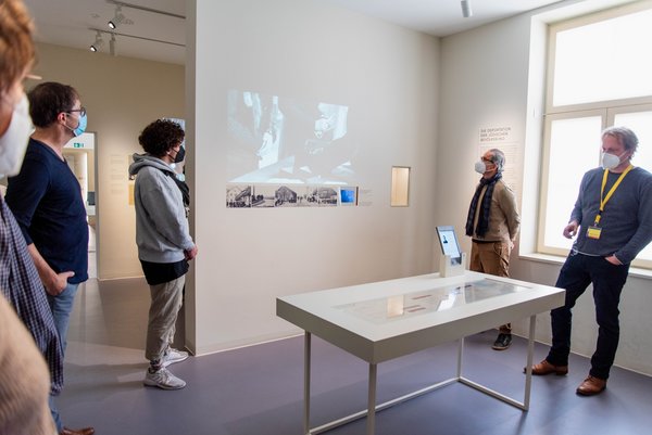 Einf&uuml;hrung in die Geschichte von "15:14" bei einer F&uuml;hrung durch das "Hotel Silber" mit Kurator Friedemann Rincke f&uuml;r die K&uuml;nstler*innen, Studierenden und Auszubildenden (Fotohinweis: Haus der Geschichte Baden-W&uuml;rttemberg)