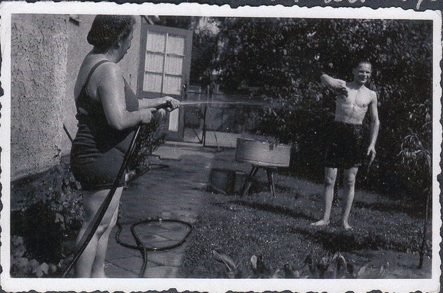 Die Tante von Elli Köhn, links im Bild, spritzt den Zwangsarbeiter Alexander Korodelow im Garten mit einem Schlauch nass, Dokumentationszentrum NS-Zwangsarbeit Die Tante von Elli Köhn, links im Bild, spritzt den Zwangsarbeiter Alexander Korodelow im Garten mit einem Schlauch nass, Dokumentationszentrum NS-Zwangsarbeit