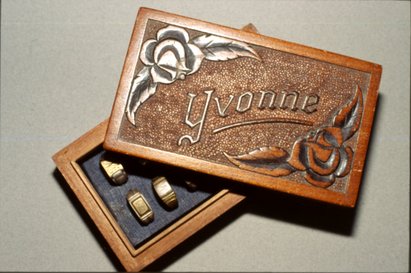 Kästchen und Ringe aus Holz. In seiner freien Zeit fertigte Vidal Kästchen und Ringe, die er seiner Frau Yvonne schickte. Privatbesitz, Christophe und Roland Vidal, Cholet Frankreich Kästchen und Ringe aus Holz. In seiner freien Zeit fertigte Vidal Kästchen und Ringe, die er seiner Frau Yvonne schickte. Privatbesitz, Christophe und Roland Vidal, Cholet Frankreich