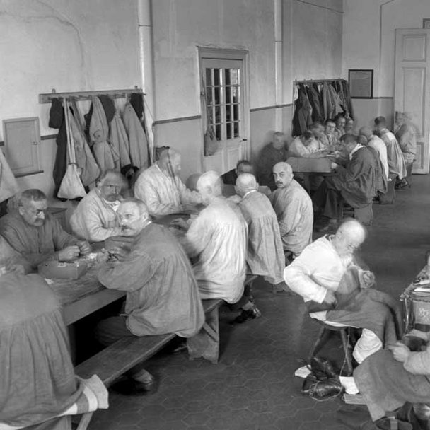 Ein sogenanntes Arbeitskommando von als „asozial“ Stigmatisierten im Arbeitshaus Rummelsburg in Berlin, 1935, Landesarchiv Berlin, F Rep. 290-09-03 Nr. 61-796 Ein sogenanntes Arbeitskommando von als „asozial“ Stigmatisierten im Arbeitshaus Rummelsburg in Berlin, 1935, Landesarchiv Berlin, F Rep. 290-09-03 Nr. 61-796