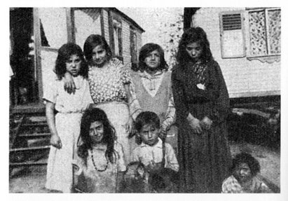 Therese und Otto Rosenberg (vordere Reihe) mit anderen Kindern im Lager Marzahn, Berlin, nach 1936. Therese wurde am 19. Mai 1943 im Konzentrationslager Auschwitz ermordet, Landesverband Deutscher Sinti und Roma e.V. Therese und Otto Rosenberg (vordere Reihe) mit anderen Kindern im Lager Marzahn, Berlin, nach 1936. Therese wurde am 19. Mai 1943 im Konzentrationslager Auschwitz ermordet, Landesverband Deutscher Sinti und Roma e.V.