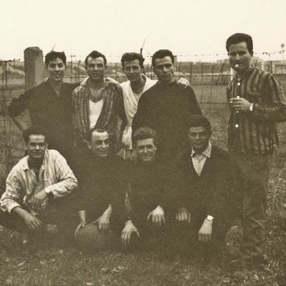 Italienische &bdquo;Gastarbeiter&ldquo; in Lippstadt vor einer Unterkunft, Filipo Di Carlo rechts unten, 1961 Fotografie: unbekannt, Familie Di Carlo