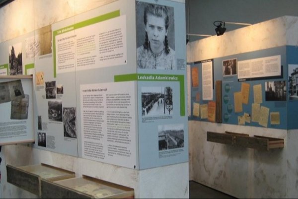 Station 9 stellt die Zwangsarbeit f&uuml;r die deutsche Industrie vor und beleuchtet, wie sie eingesetzt wurde und welche Auswirkungen sie hatte. Foto: Lisa M. Grow