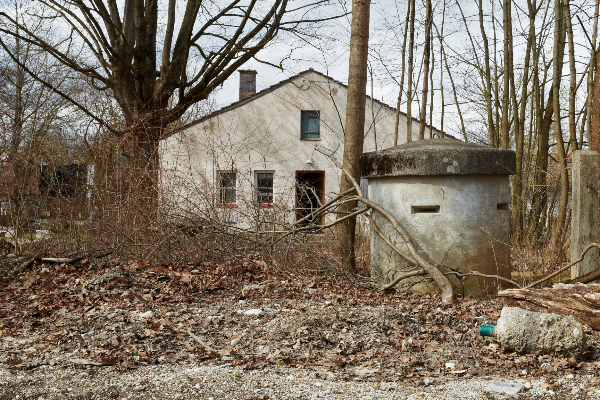 Baracke und Splitterschutzbunker des ehemaligen Zwangsarbeiter*innenlagers M&uuml;nchen-Neuaubing, 2014 | &copy; NS-Dokumentationszentrum M&uuml;nchen, Foto: Connolly Weber Photography